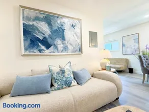 Modern Cozy Retreat 4BR 4BA Free Parking for4 - Image 2