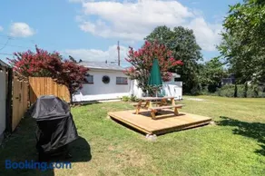Beach Block House with Yard, BBQ and Parking - Image 5