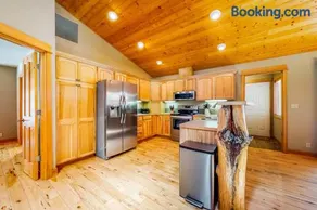 Dog-friendly home with central AC fireplace WiFi washer&dryer - Image 3