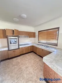 Spacious Queen Room with Air Conditioning - L1 - Image 3