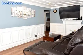 Handsome Home Renovated - close to Metro - Image 2
