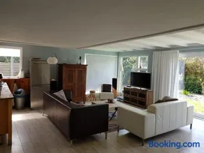 Family Villa with Jacuzzi & Large Garden - Image 2
