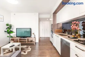 Perfect Location APT w Roof Top Pool GYM - Image 2