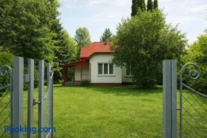 Play and Relax in Lake-Parkside Cozy Family Retreat - Jegenye Cottage - Image 3