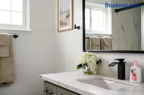 Cozy Full Suites Bright & Private Great Value - Image 3