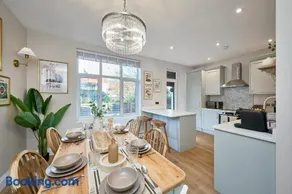 Stylish 4 bed home in Old Trafford next to MUFC - Image 3