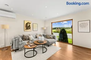 House with nice outdoor areas - Image 2