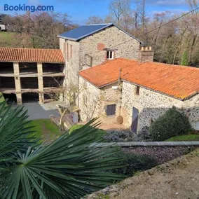 Le Moulin du Gué en Vendée Gite de 8 chambres atypique et exceptionnel au bord de l'eau à 30 minutes du PuyduFou agrémenté d'un Sauna et Bain Nordique au feu de bois pour vous détendre entre Amis et Famille - Image 1