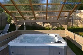 Charming farmhouse with jacuzzi and patio - Image 5