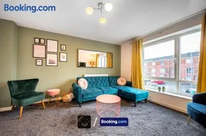 Cosy 4-Bed House l Garden l Free Parking l WiFi l Specious l Hosted by The Cosy Corner Nationwide - Image 1