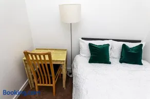 4 Bedroom House in Wolverhampton Sleeps 8 Ideal for Contractors - Image 5