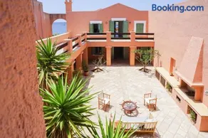 Exquisite beachfront mansion - Image 2