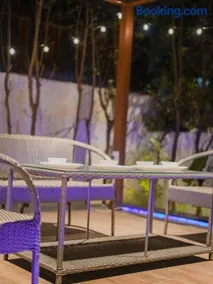 Luxury Jacuzzi Villa Lawn Gazebo Near Airport - Image 2