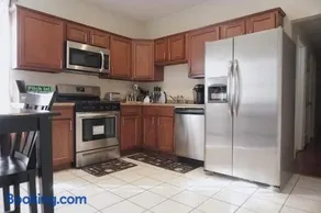 5BR triple decker apartment – 15 mins to City - Image 2