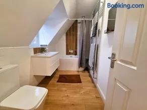 Modern home close to amenities and transport links - Image 3