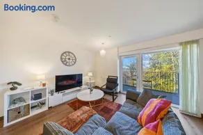Stylish long & short stay flat with parking & Wifi sleeps 5 - Image 4