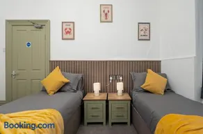 Claydens Guest House at Cleethorpes Sleeps 12 - Image 4