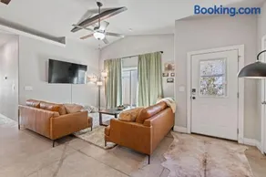 Beautiful 3 bed 2 bath property with 2 car garage - Image 2