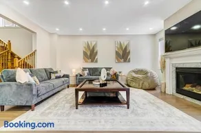 Luxury 5 Star Stay in Brampton Ideal for Groups! - Image 4