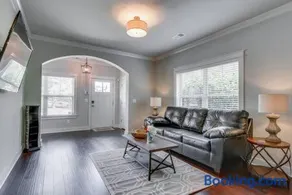 Twin Belmont Homes w 8 King Rooms 4 Living Rooms Sleep Up to 24 Guests Walk to Belmont & Vanderbilt Near Music Row The Gulch & 12 South 2 miles to Broadway Smart TVs Parking 24 Hr Hospitality - Image 4