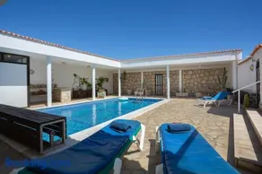 Ferienchalet 'Chalet Poris' mit Meerblick, privatem Pool und WLAN - Image 1