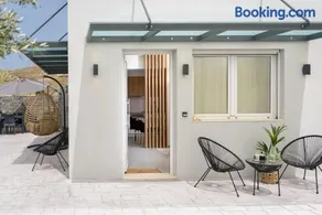 Onar Elegant Beachside Home - Image 2