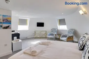 master accommodation suite 11 sea view - Image 2
