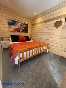 Edgmond Lodges - 1 & 2 Bed Luxury Log Cabins with Private Hot Tubs Derbyshire - Image 4