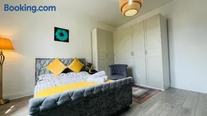 Entire Apartment with Self Check-In & Free Parking - Image 4