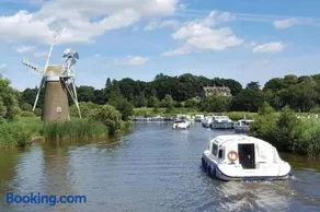 'Retro Retreat' Holiday chalet in the Norfolk Broads - Image 5