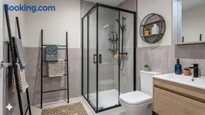 Spacious 7-Bedroom House in a Great Location with Wi-Fi - Image 2