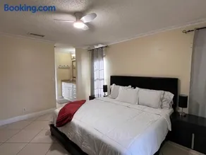 Entire Single Family home 3 bed 2 bath in water front big cozy back yard view - Image 3