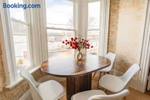 3BDR 2BA Downtown Salem with Parking - Image 2