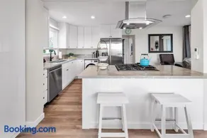 Ocean View 2BD Boutique Retreat, One Block from the Beach, Sleeps 6 - Image 2