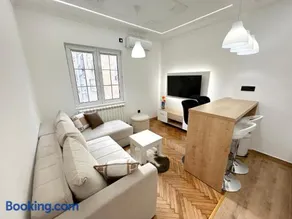 Central Elegance - Image 2