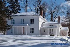 Grand 5BR Estate Retreat w/ Pool & Tennis Court - Image 2