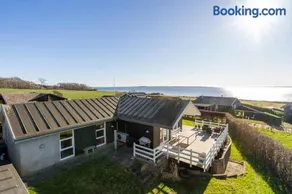 Lovely Holiday Home With Sea View - Image 1
