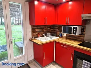 02 - Très joli 2 pièces avec 3 lits pouvant accueillir jusqu'à 5 personnes, situé au rdc avec entrée indépendante, une place de parking réservée devant l'entrée et terrasse sur l'arrière donnant sur parc arboré, tout le linge de maison est fourni - Image 2