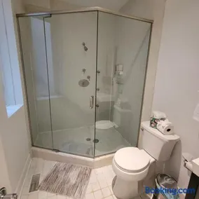 Spacious Comfy 2BR Near HighwayTrain Station - Image 3