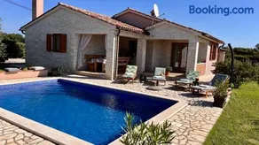 Villa Mirela with a comfortable garden and pool - Image 5