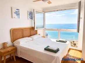 Sea views and free parking by the beach - Image 2