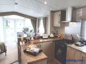 Forest Getaway, sleeps 6 at Bashley, leisure PASS included - Image 2