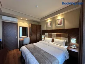 Luxury Dreamland Oasis Apartment - Image 3