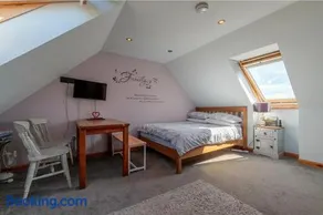 Burnside Cottage & Caravan Woodend - Image 3
