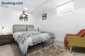 Spacious & Comfortable Stay Near EWR APT NYC Mall - Image 2