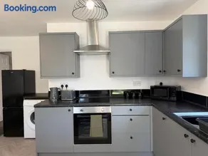 Gatwick 2 Bed Apartments Free Parking - Image 5
