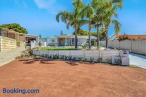 Coastal Poolside Retreat - Image 2