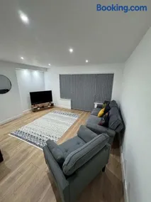 3-Bed House - Quiet - Free Parking - WiFi - Image 4