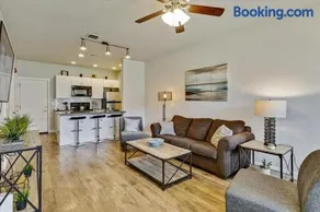 Modern W Pool, Gym, HotTub, Golf, Pet Friendly - Image 2