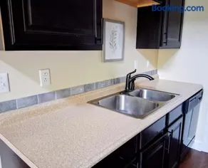 Spacious Townhouse, Central Location, Deluxe Guest Suite - Image 4